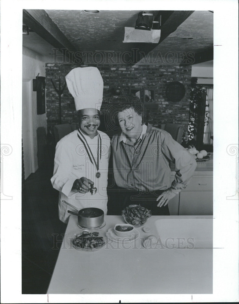 1984 Press Photo Louis Evans and Julia Child &quot;Dinner at Julia&#39;s&quot; - Historic Images