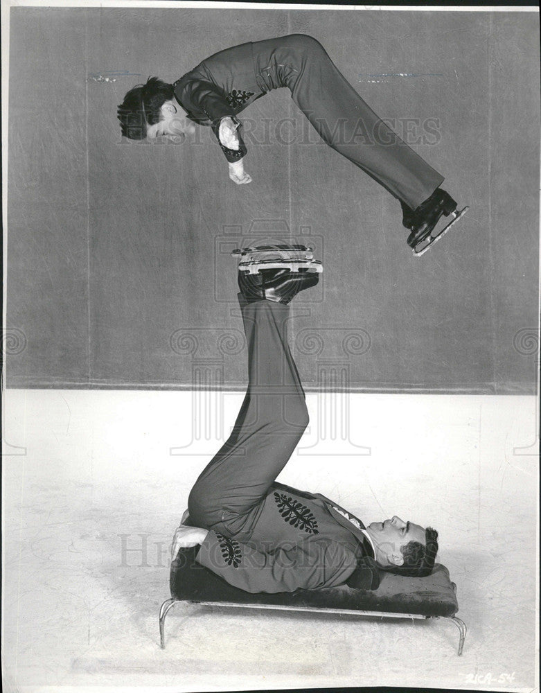 1961 Press Photo Billy Henry. Jr and Billy Henry, hand-balancing act on ice - Historic Images