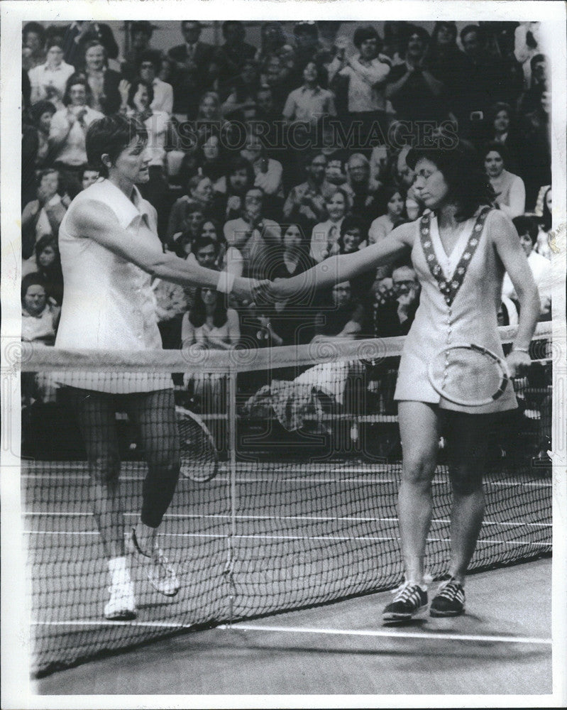 1973 Press Photo Margaret Court is congratulated by Billie Jean King - Historic Images