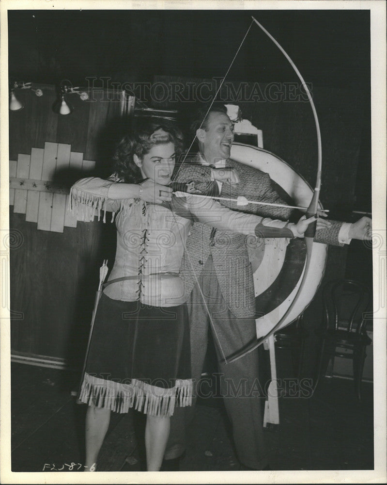 1946 Press Photo Enid Dvecher/World Champion Woman Archer/Carl Brisson - Historic Images