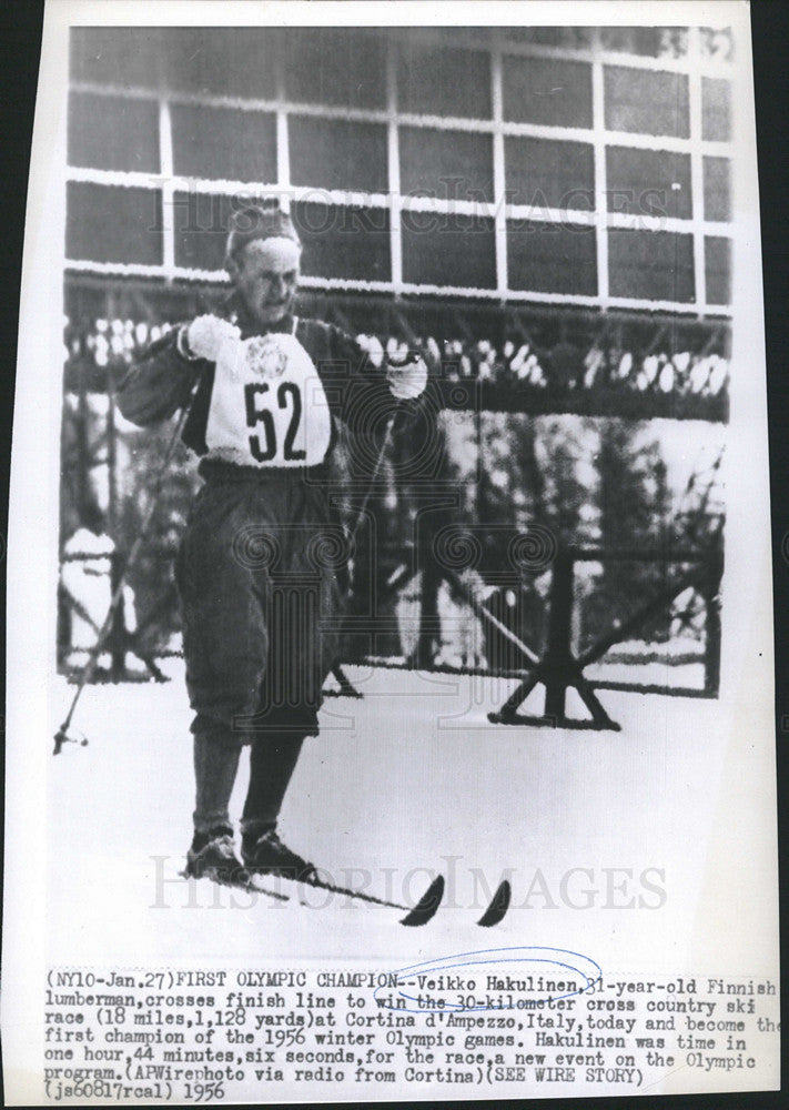 1956 Press Photo Veikko Hakulinen crosses finish line to win 30-kilometer cross - Historic Images