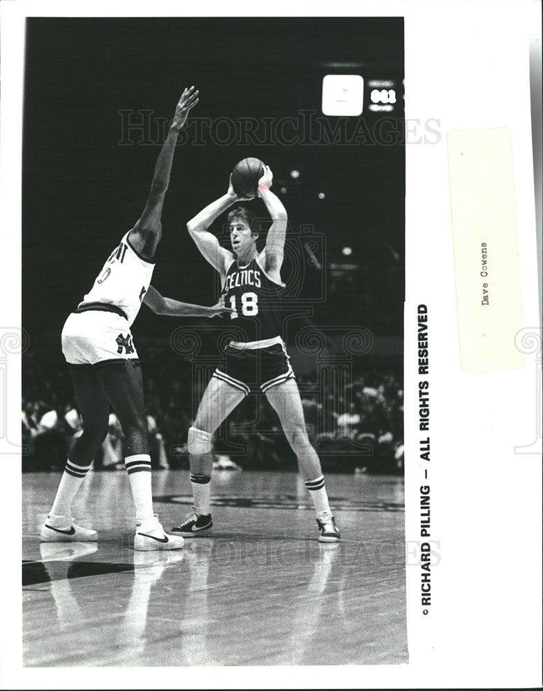 1969 Press Photo '69 Celtics Defense Richard Pilling on the court. - Historic Images
