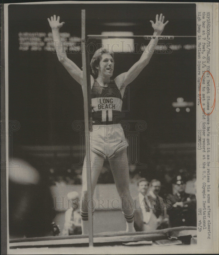 1976 Press Photo Dwight Stones  highjump of 7&#39; 6 and 1/4&quot; - Historic Images