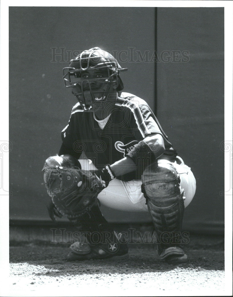 1994 Press Photo Elvis DeLa Rosa prepares to catch the ball on the field. - Historic Images