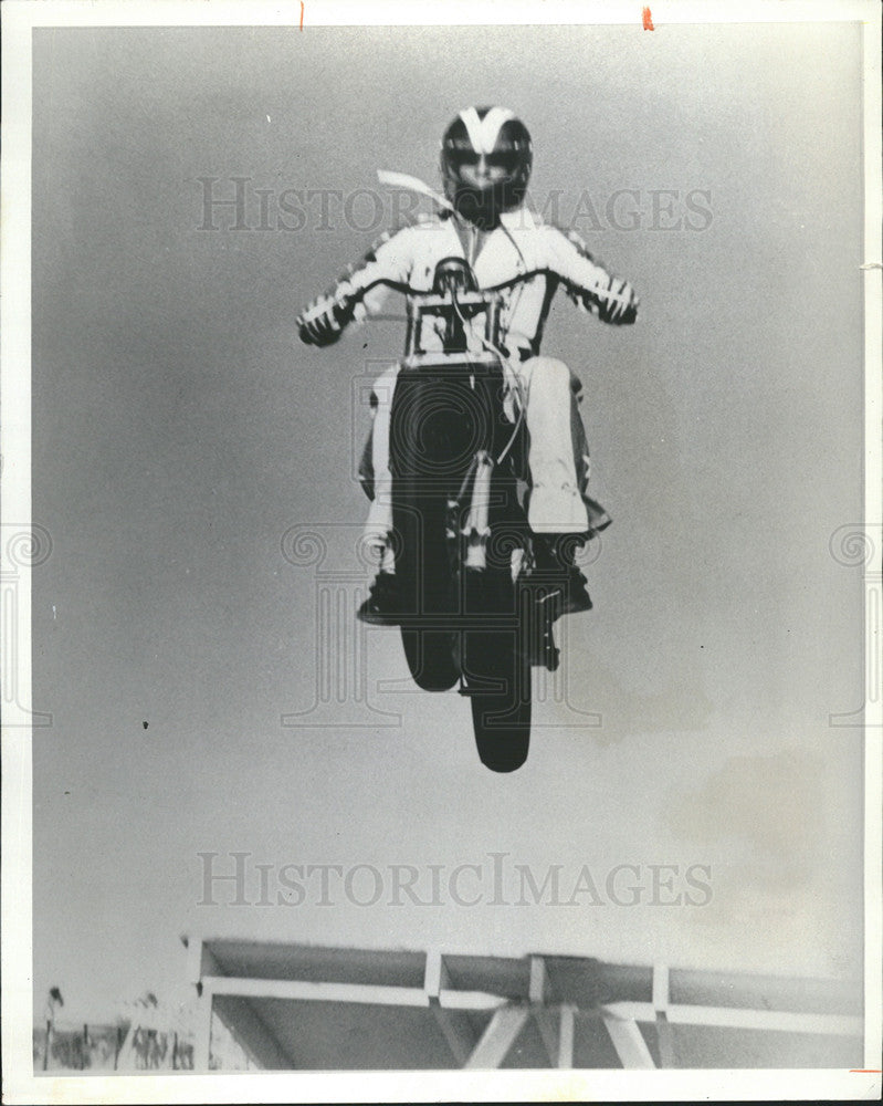 1974 Press Photo Bob Snyder,motorcycle jumper at Desoto Memorial Speedway - Historic Images