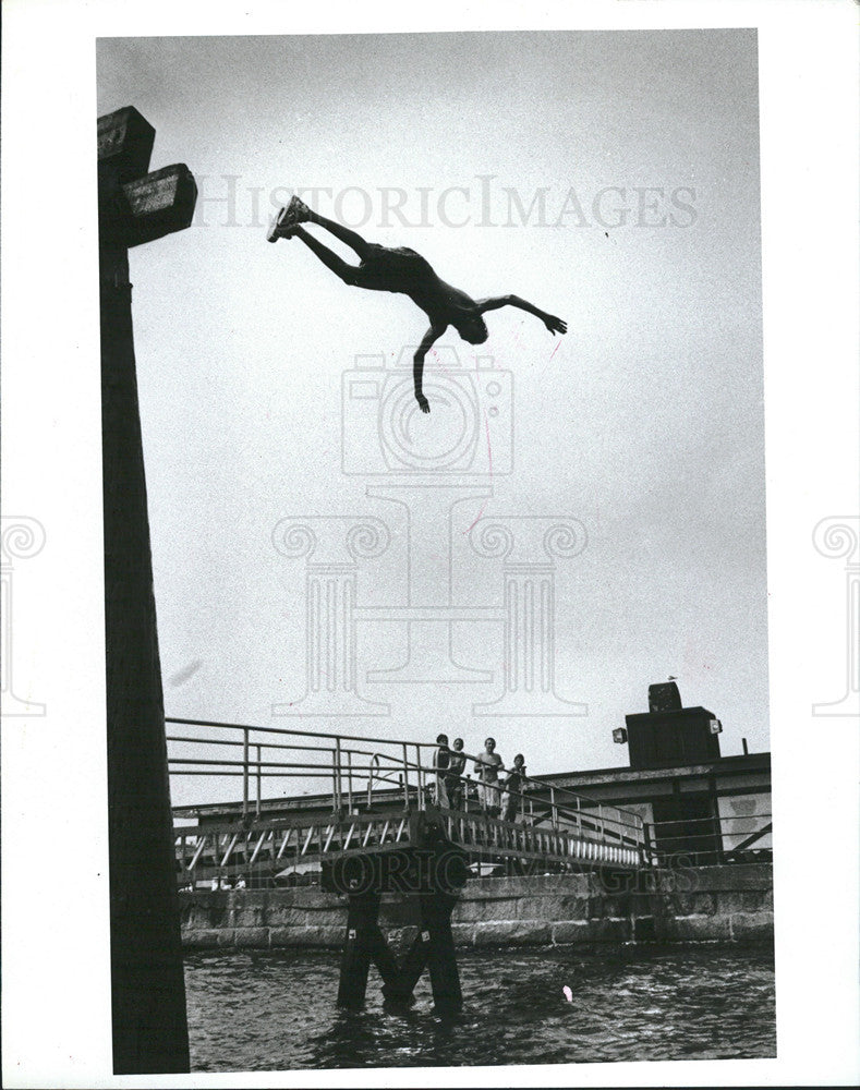 1991 Press Photo Tony rehm dives off high beam Kellys landing boston - Historic Images