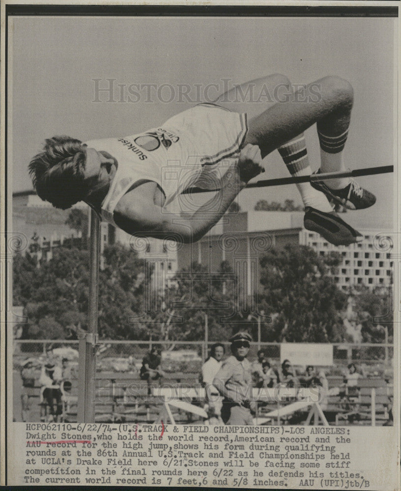 1974 Press Photo Dwight Stones shows his form during qualifying rounds - Historic Images