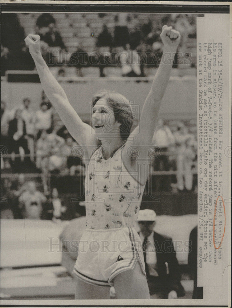 1975 Press Photo Dwight Stones after setting a world record high jump - Historic Images