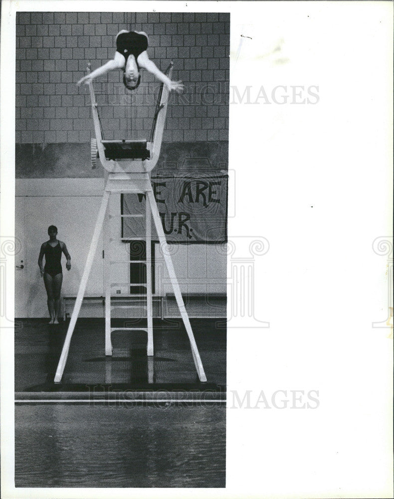 1982 Press Photo UMass diving - warm up dive off the 3 meter board - Historic Images