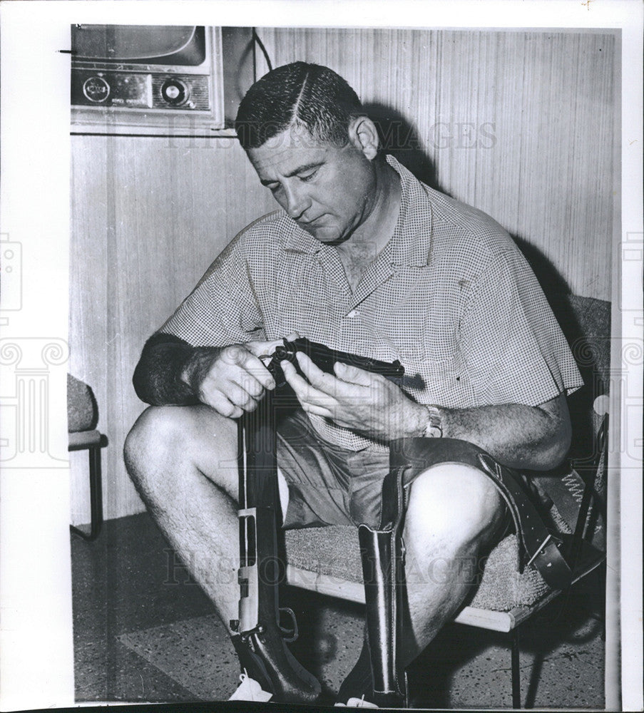 1959 Press Photo Early Wynn of Chicago White Sox with his guns - Historic Images