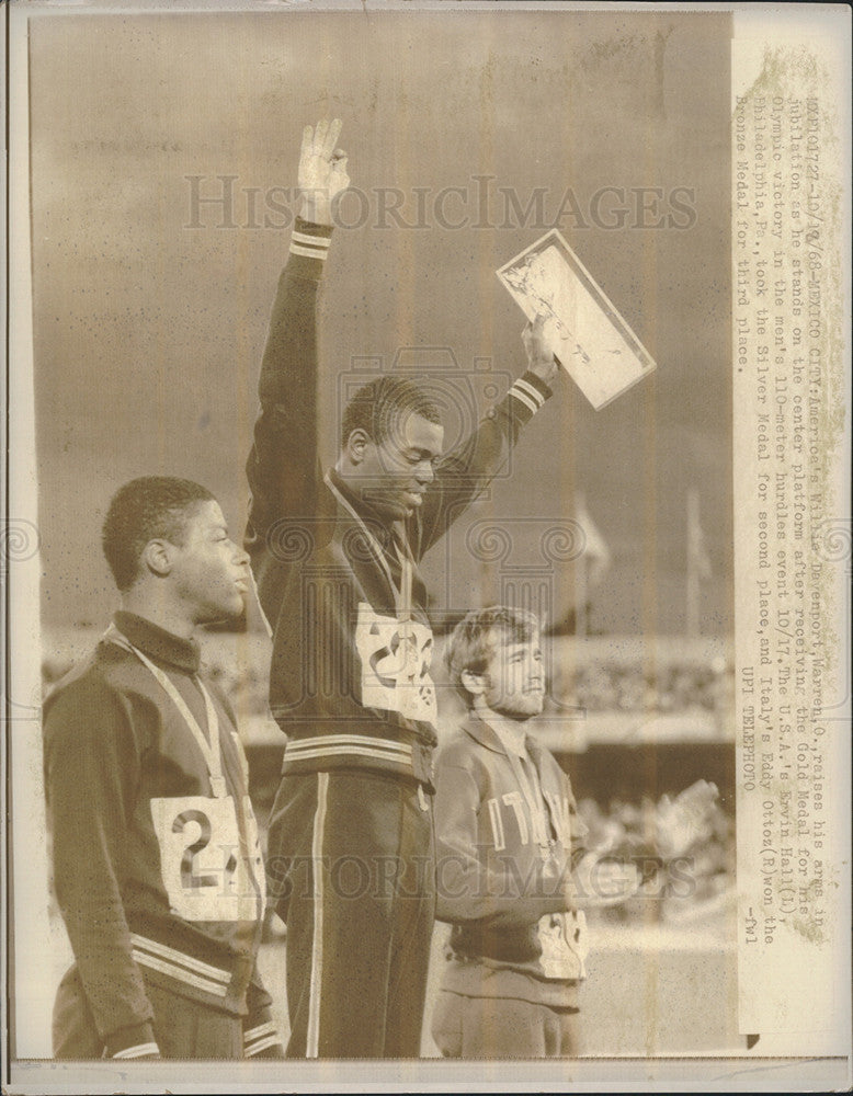 1964 Press Photo Willie Davenport wins gold in Mexico Olympics 110 meter hurdles - Historic Images