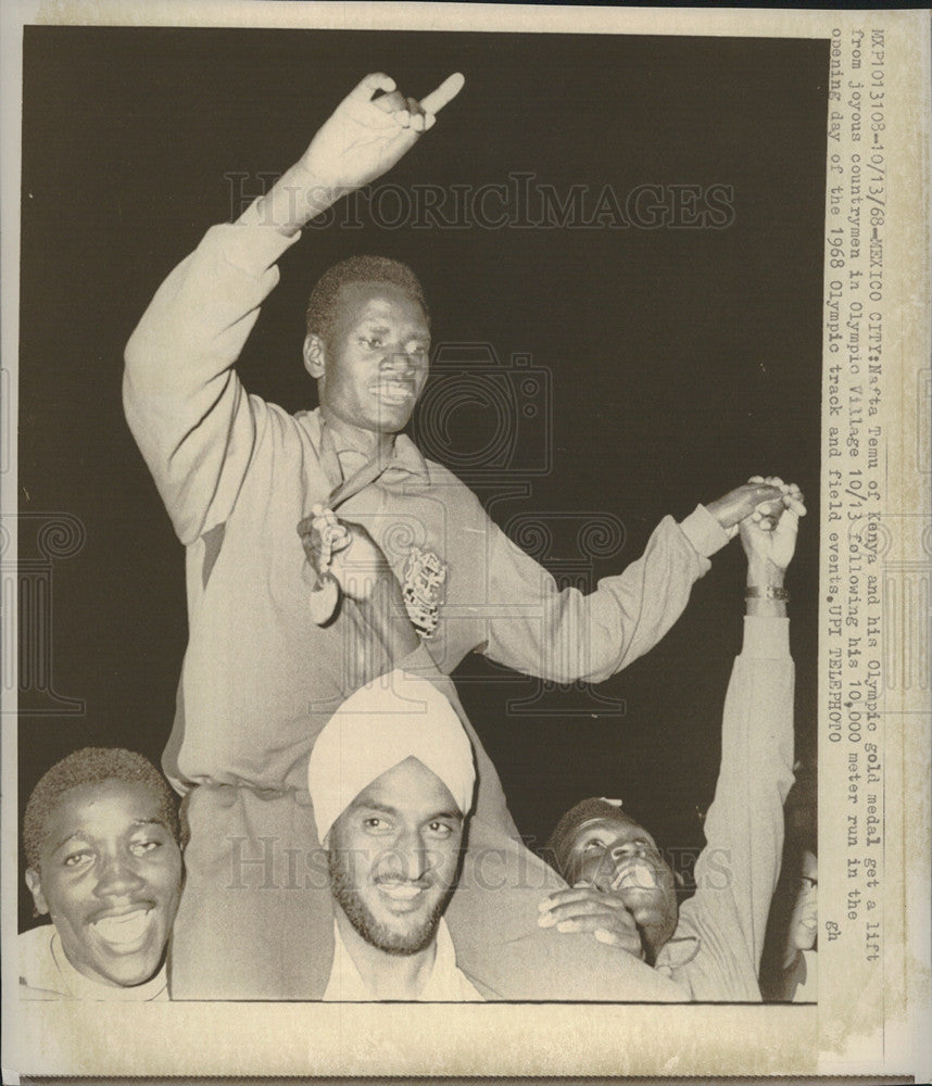 1968 Press Photo Nafta Temu of Kenya with his Olympic Gold Medal - Historic Images