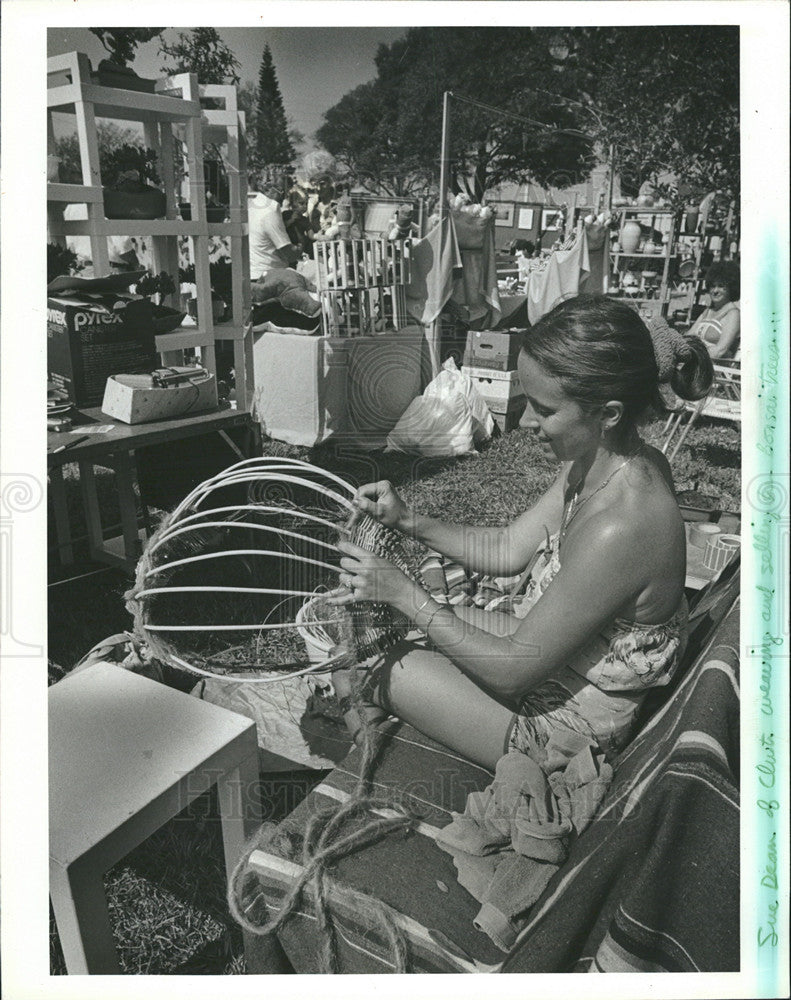 1981 Press Photo Sue Dean of Clearwater Fla weaves a basket - Historic Images