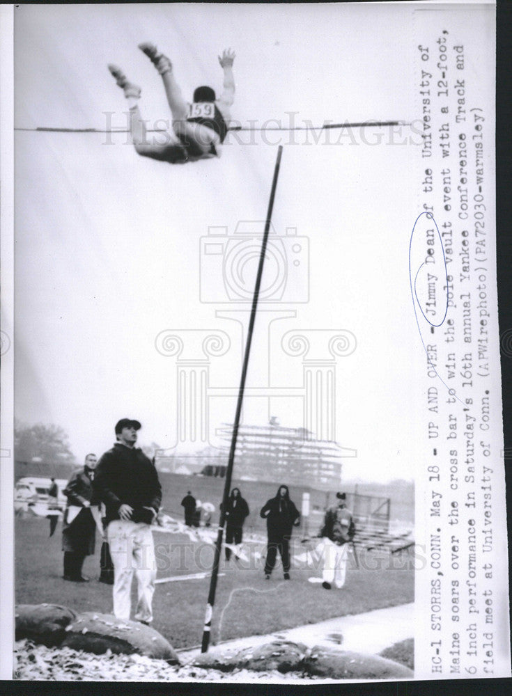 1963 Press Photo Jimmy Dean of U of Maine in pole vault - Historic Images