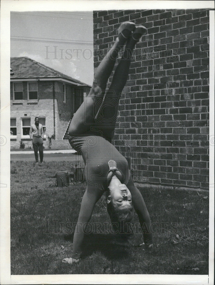 1956 Press Photo Muriel Davis does Gymnastics - Historic Images