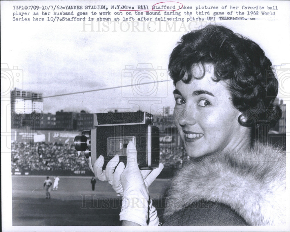 1962 Press Photo Mrs. Bill Stafford taking pictures of game world series - Historic Images