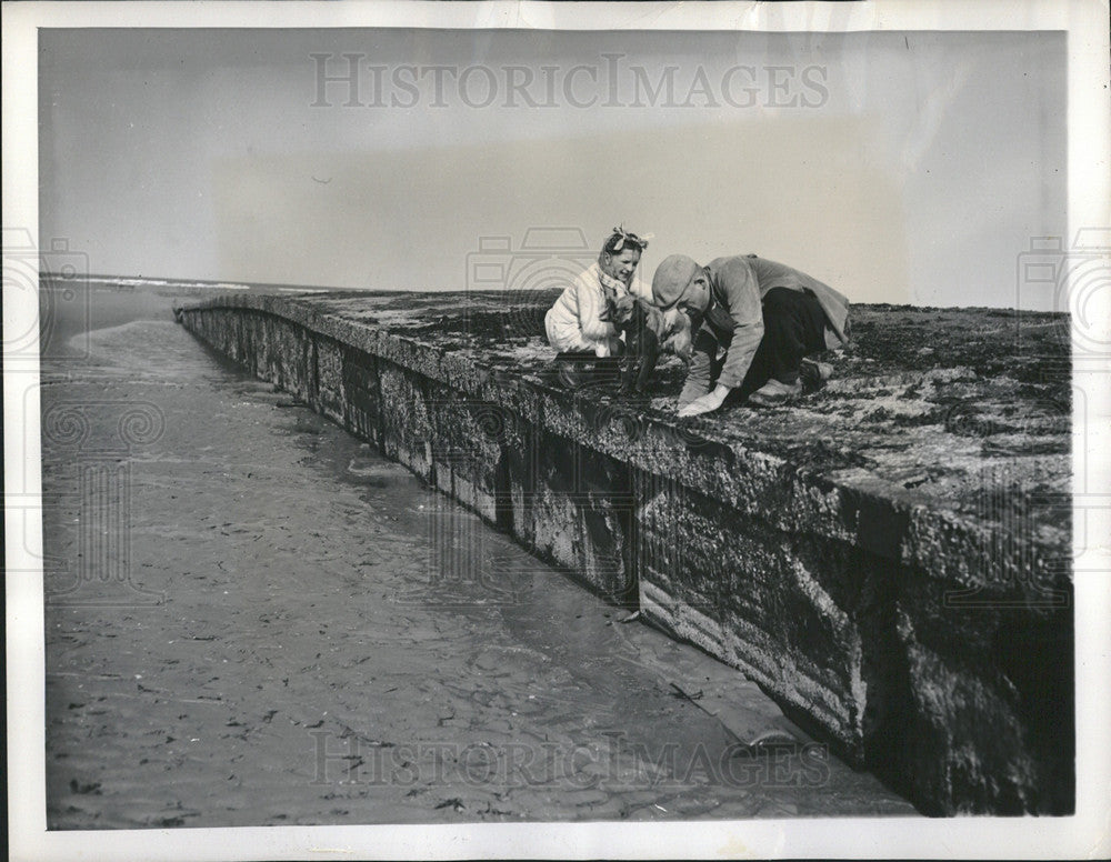 1949 Press Photo Paul Chistard and Marie Dumont on Utah Beach 5 yrs after D-Day - Historic Images