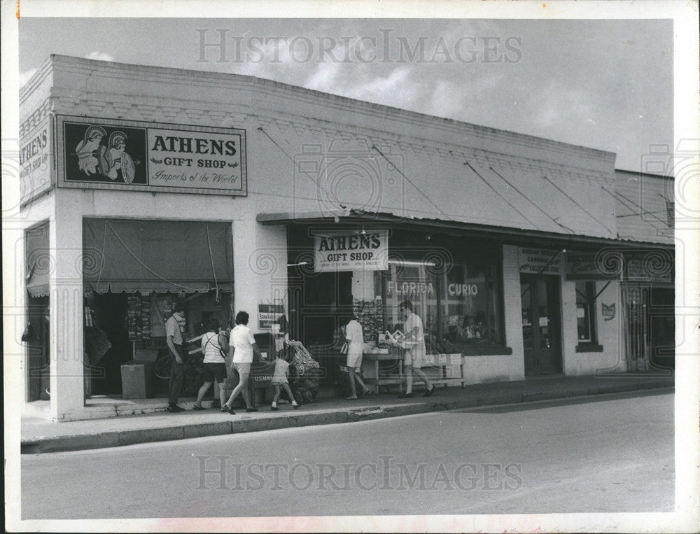 1970 Press Photo Athens Gift Shop Tarpon Springs Sponge Docks Tarpon Springs, FL - Historic Images