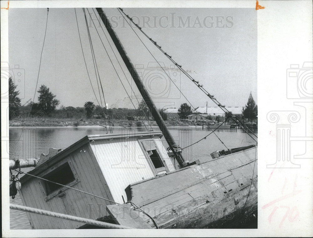 1971 Press Photo Tarpon Springs Sponge Docks, turned over boat. - Historic Images