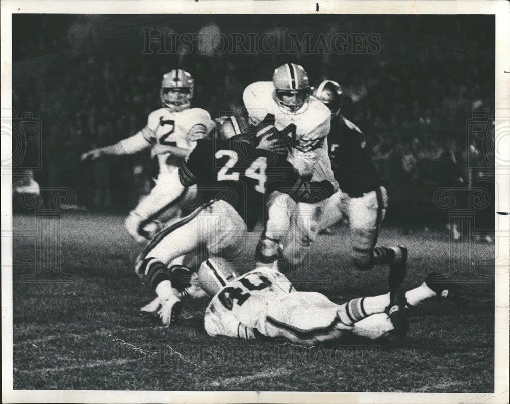 1971 Press Photo M Leonhard tackled by J Kennedy - Historic Images