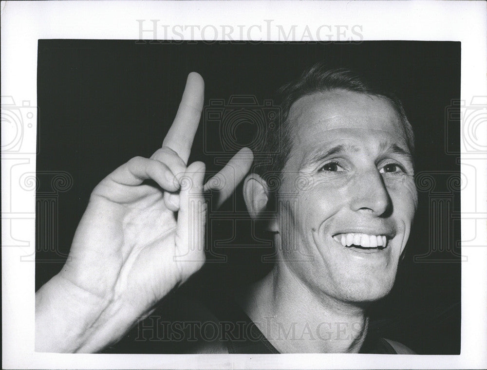 1965 Press Photo John Davies of New Zealand set record in mile race on Boston. - Historic Images