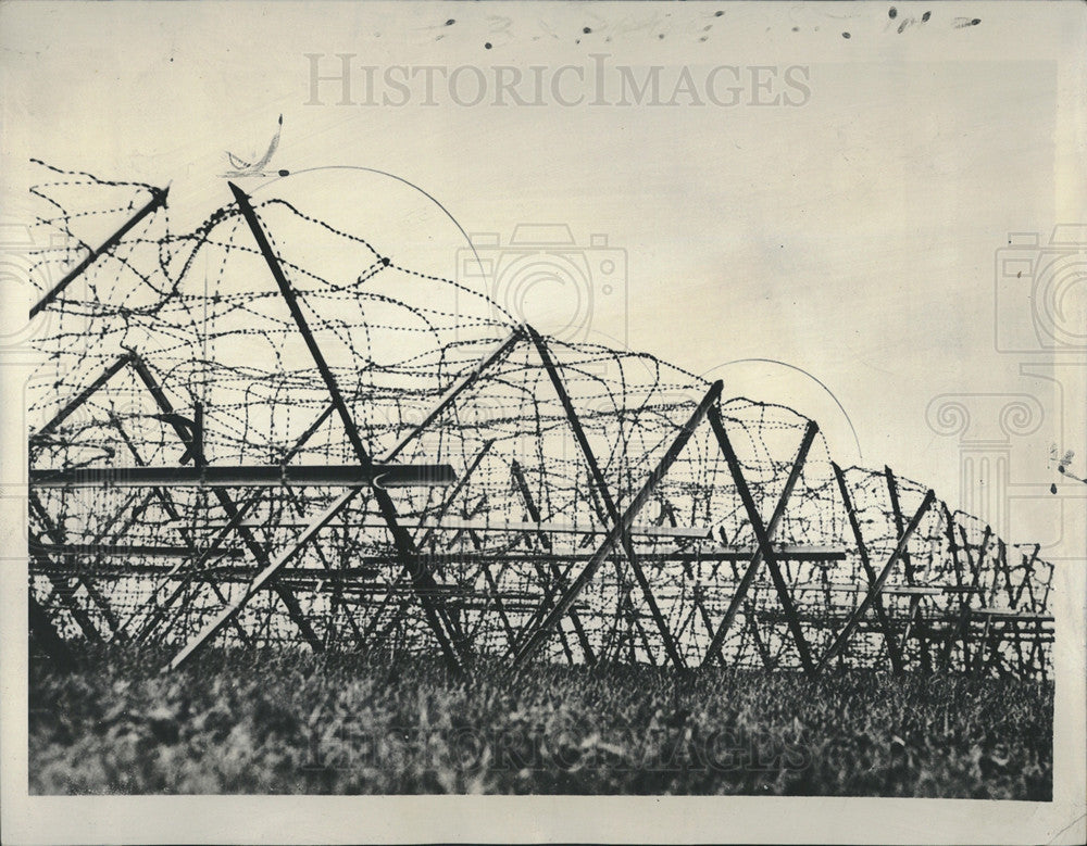 1939  Press Photo Barbed wire barricade, along Germany&#39;s western border. - Historic Images