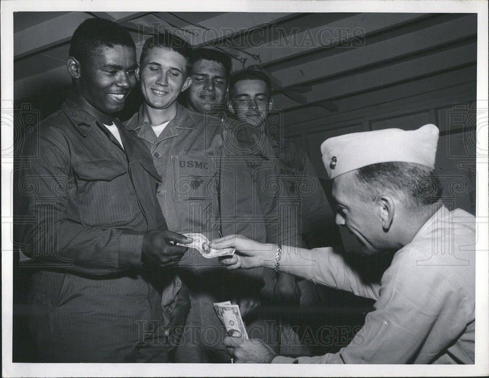 Press Photo Chicago Marines 2nd Air Naval Gunfire Liaison Company Pay Call - Historic Images