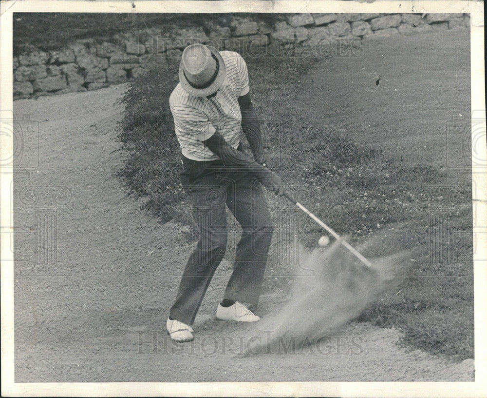 1964 Press Photo Juan &quot;Chi-Chi&quot; Rodriguez Professional Golfer Trap Green - Historic Images