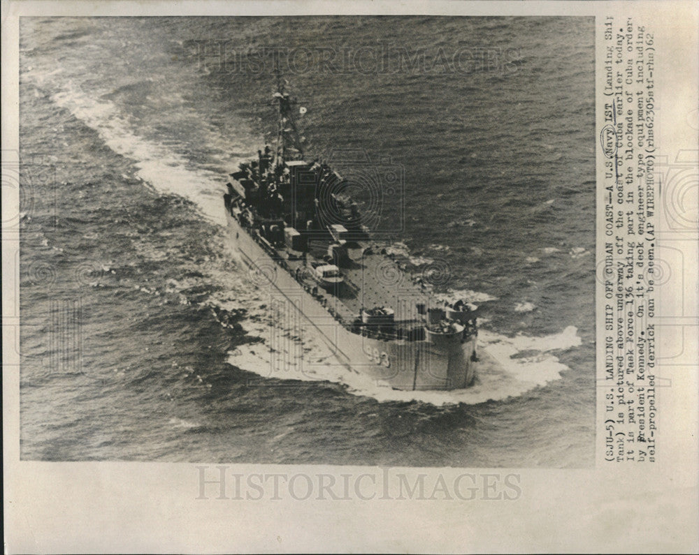 1962 Press Photo A US Navy LST 9Landing ship tank) - Historic Images