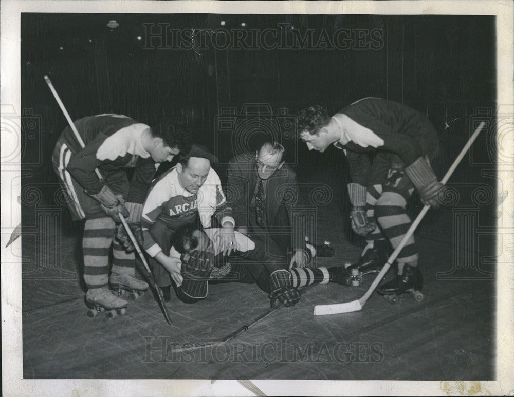1947 Press Photo Injuries common during roller hockey - Historic Images