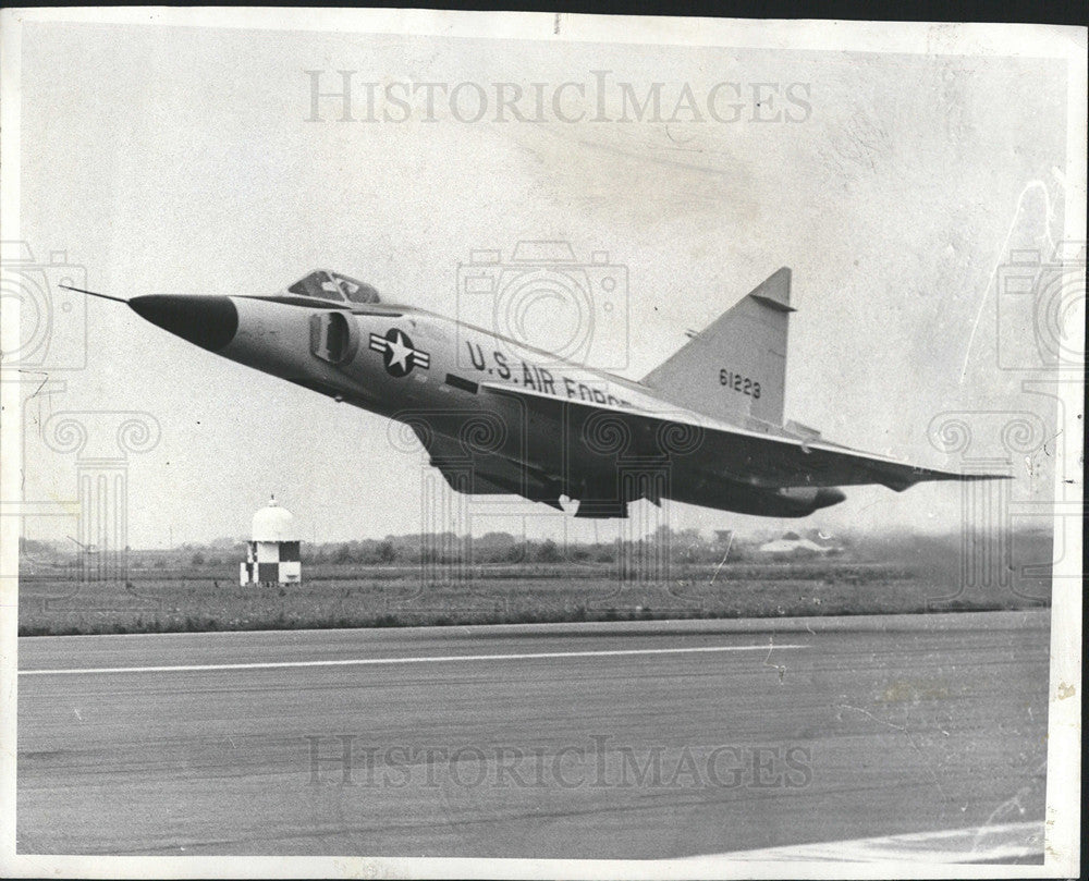 1957 Press Photo Bendix race the F-102A takes off at O&#39;Hare airport,Chicago  Ill - Historic Images