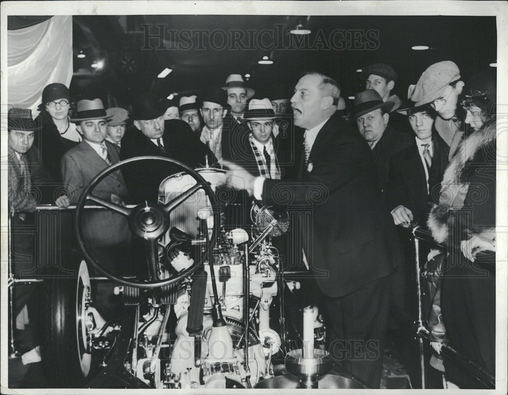 1932 Press Photo N.V. Weaver Detroit International Auto Show Speaks to Crowd - Historic Images