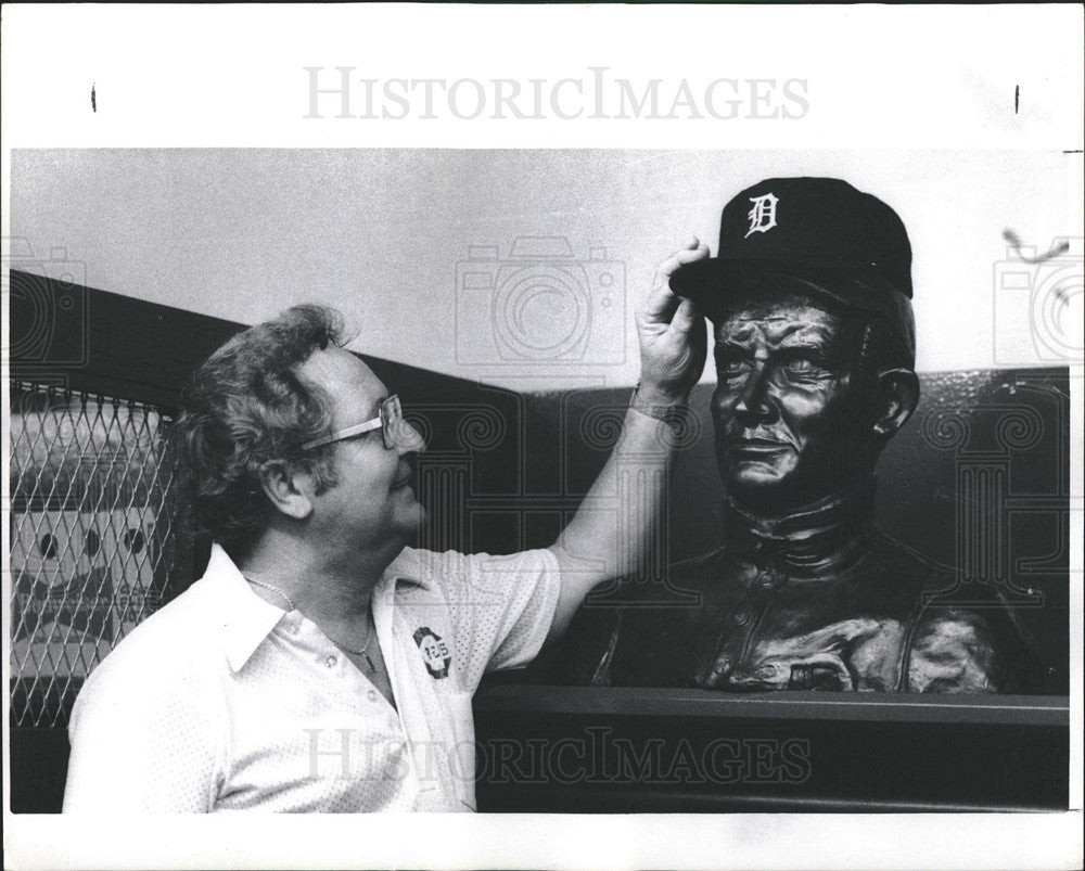 1985 Press Photo Red&#39;s equipment manager Bernie Stowe with bust of Ty Cobb. - Historic Images