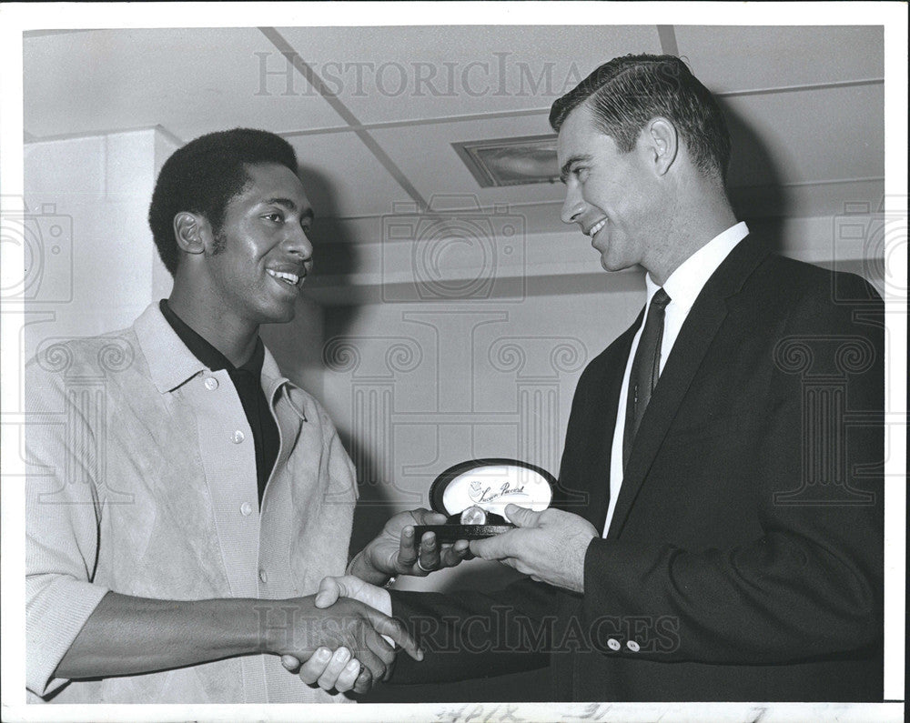 1969 Press Photo Don Wilson Presents Engraved Watch Don Bryant MLB Baseball - Historic Images
