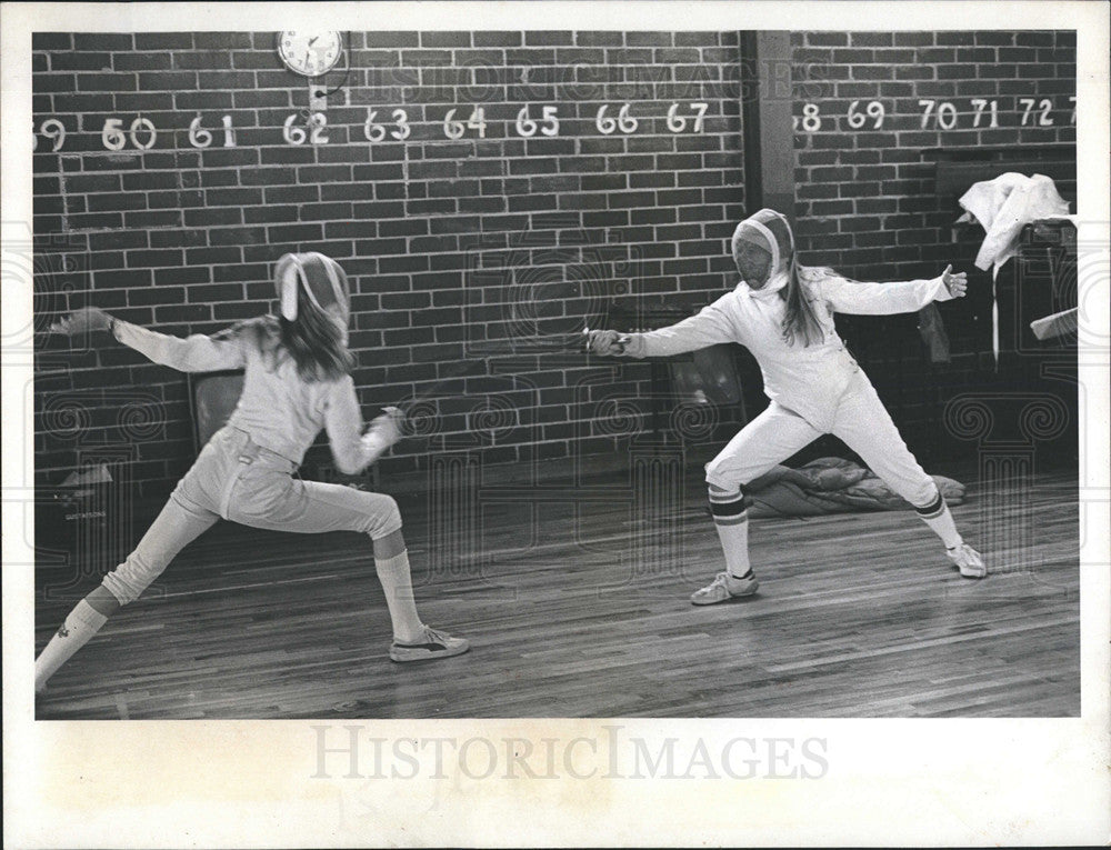 1978 Press Photo Rhonda Ebelke &amp; Deb Kramer Fencing in FL Inter-Collegiate Match - Historic Images