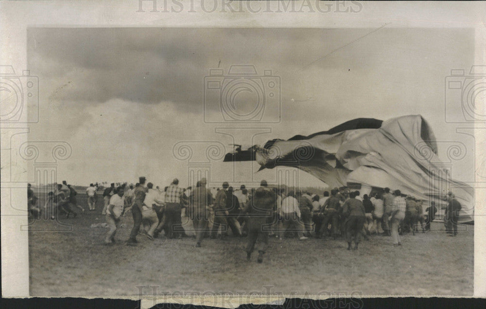 1958 Press Photo Volunteer Ground Crew Deflating Goodyear Sightseeing Blimp - Historic Images