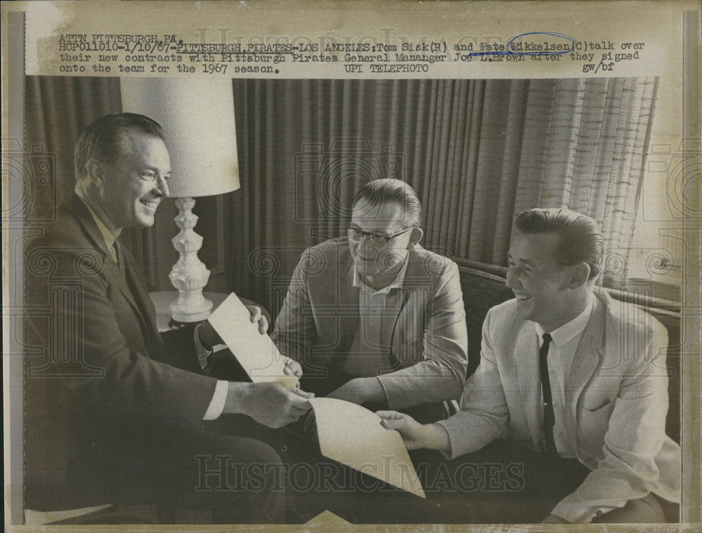 1967 Press Photo Tom Sisk and Pete Mikkelsen with new contracts to Pittsburgh - Historic Images