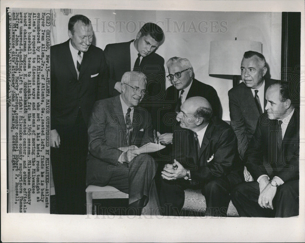 1964 Press Photo Atlanta Mayor Ivan Allen Outnumbered By Milwaukeeans - Historic Images