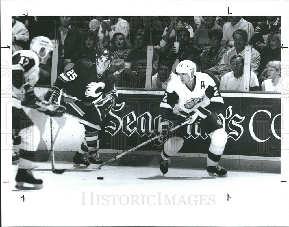 1989 Press Photo Mike O&#39; Connel joe nuewendy of flames at wings - Historic Images