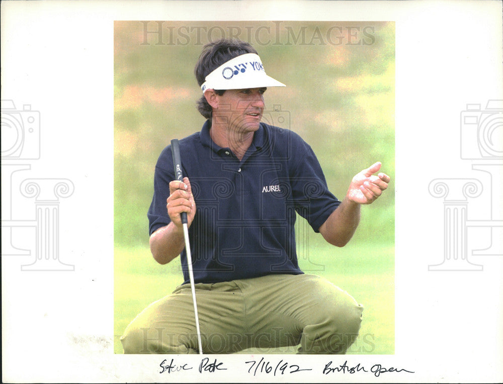 1992 Press Photo of Steve Pate watching Tom Watson chipping at British Open - Historic Images