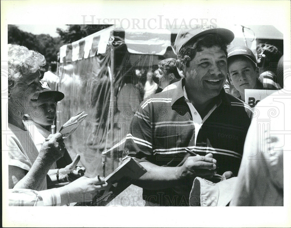 1988 Press Photo of Lee Trevino signing autographs at Western Open - Historic Images