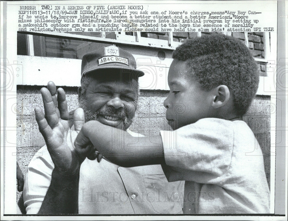 1969 Press Photo Archie Moore with kids - Historic Images