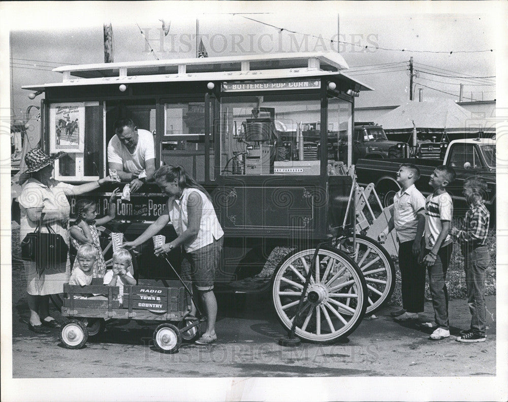 1968 Press Photo Old Fashion popcorn and peanut wagon of 1911 - Historic Images