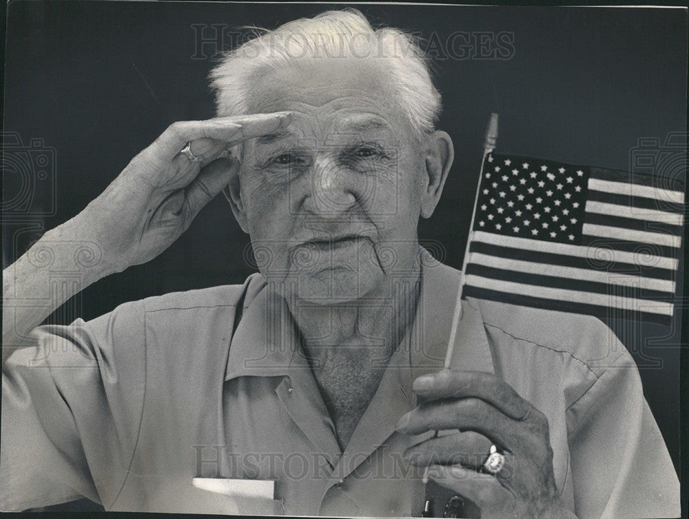 1985 Press Photo Al Erickson 92 salutes the flag - Historic Images