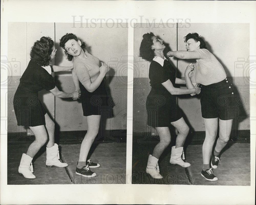 1942 Press Photo Girls at YWCA learn self defense - Historic Images