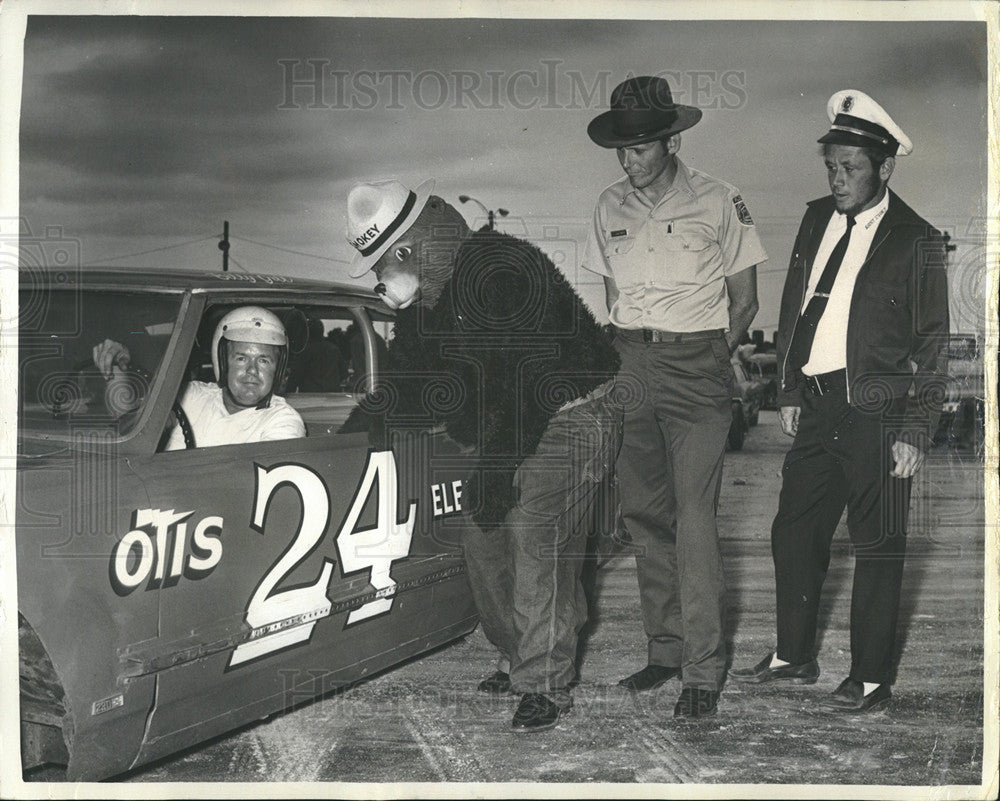 1972 Press Photo Smokey the Bear and Billy Gill at Sunshine Speedway in Fla. - Historic Images