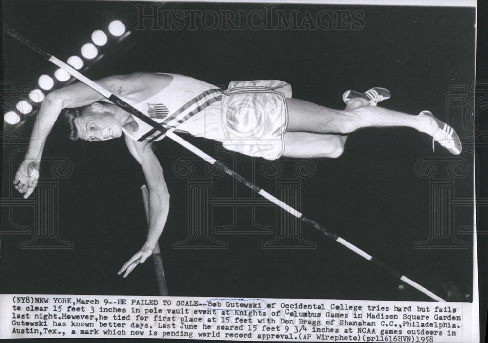 1958 Press Photo Bob Gutowski of Occidental College pole vaults - Historic Images