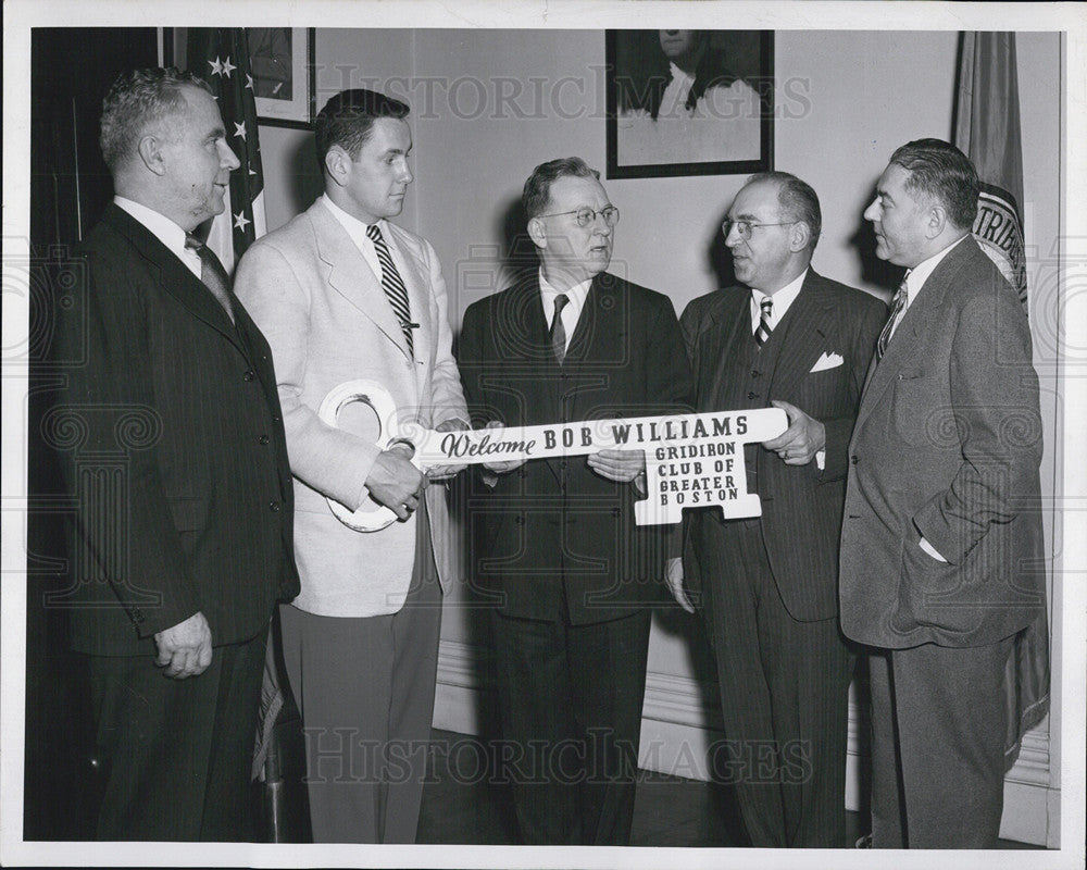 1951 Press Photo Mayor John Hynes giving key to city to Bob Williams - Historic Images