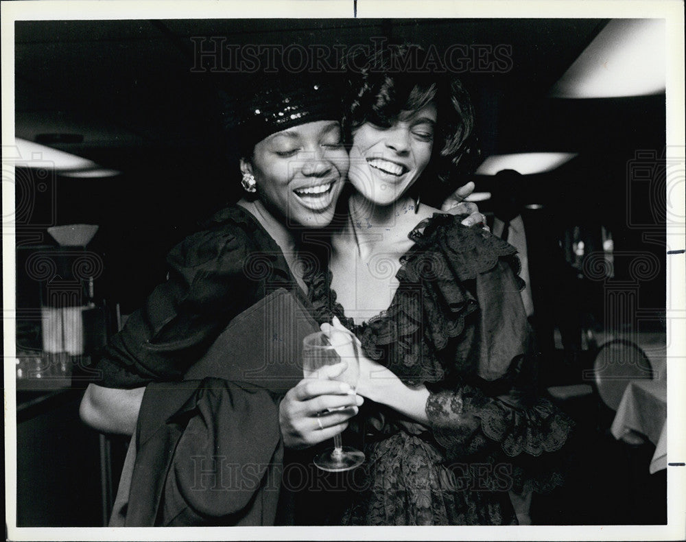 1984 Press Photo Iris Sims and model Leslie Caldwell &quot;Fashion and People&quot; party - Historic Images