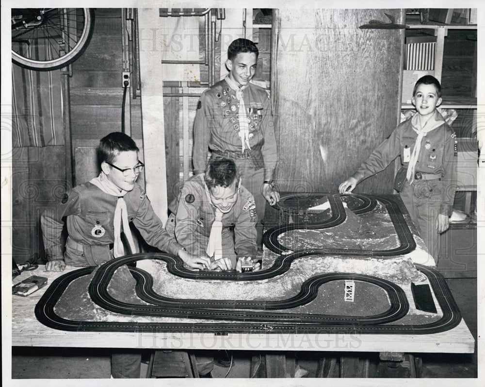 1962 Press Photo Boy Scouts working on automobile merit badge for Scout-O-Rama - Historic Images